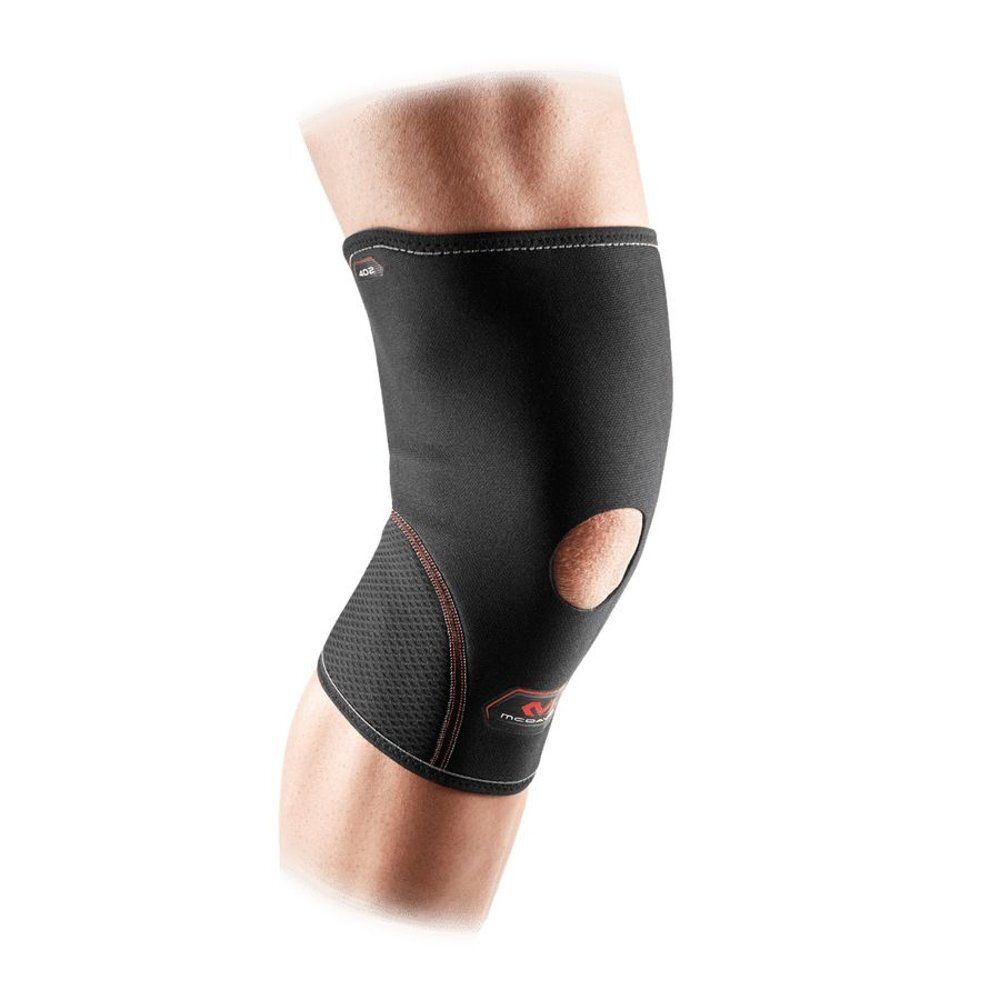 Zwarte McDavid kniebrace, open patella. Maat XL. Rode stiksels en logo. Detailweergave van het product.