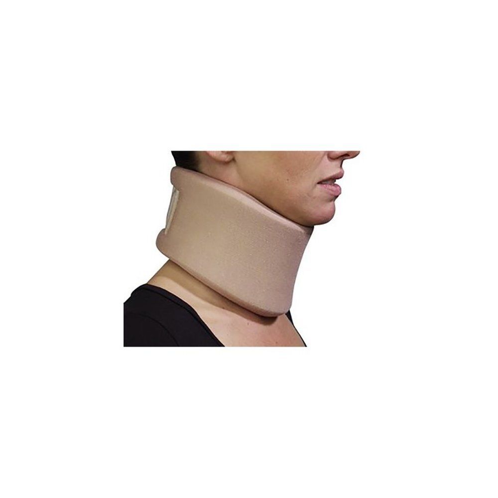 Beige nekkraag om de nek van een persoon. Zijaanzicht. Het product omsluit de nek.