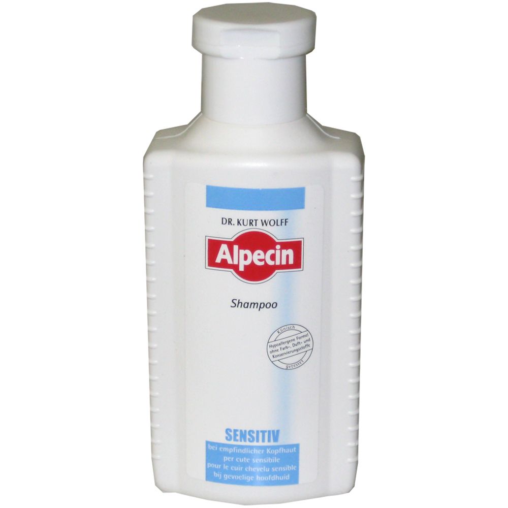 Witte fles Alpecin shampoo. Rode tekst Alpecin, daaronder Shampoo. Blauwe tekst Sensitiv.