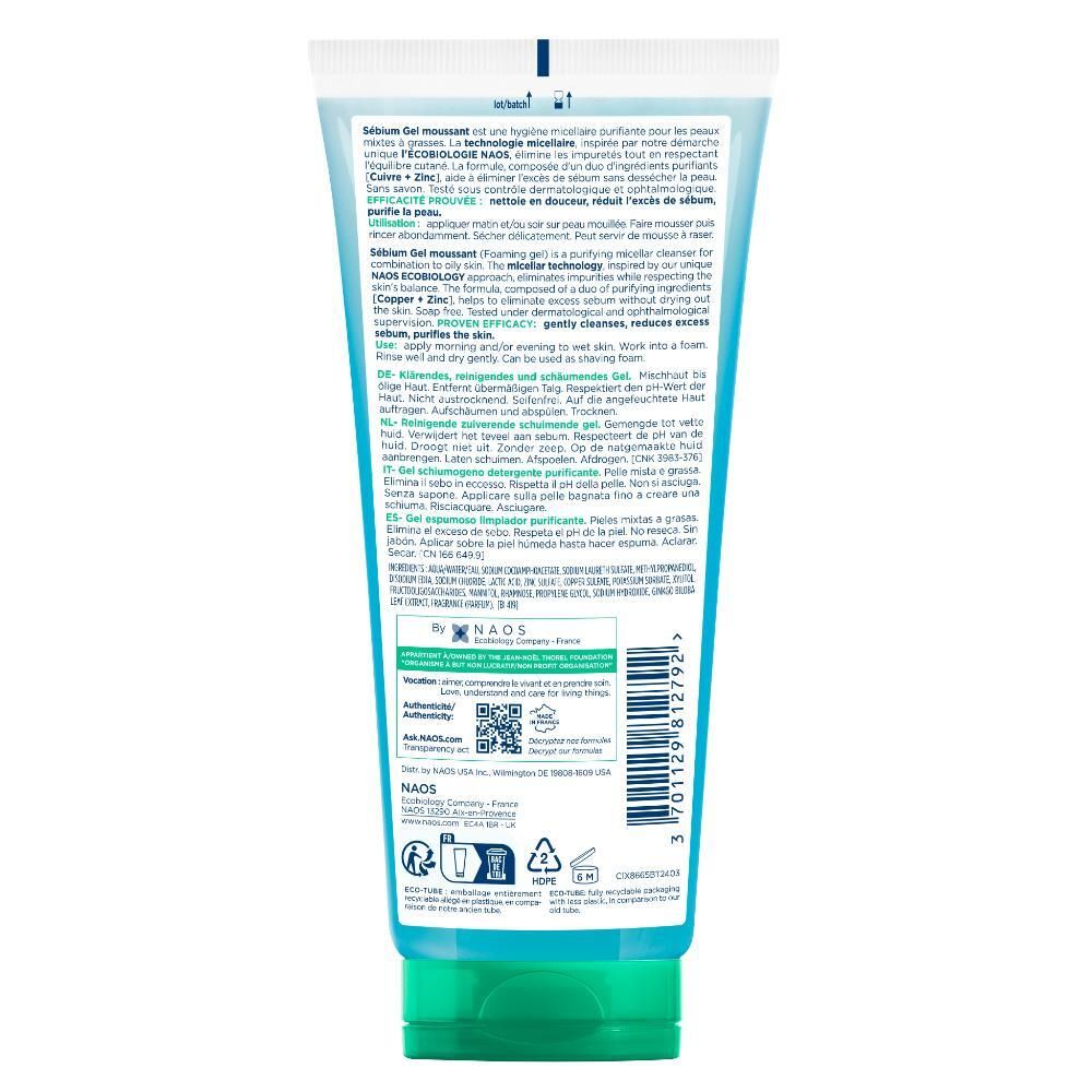 Achterkant van de blauwe tube met groene dop. Meertalige tekst en QR-code. Productnaam: Sébium Gel moussant.