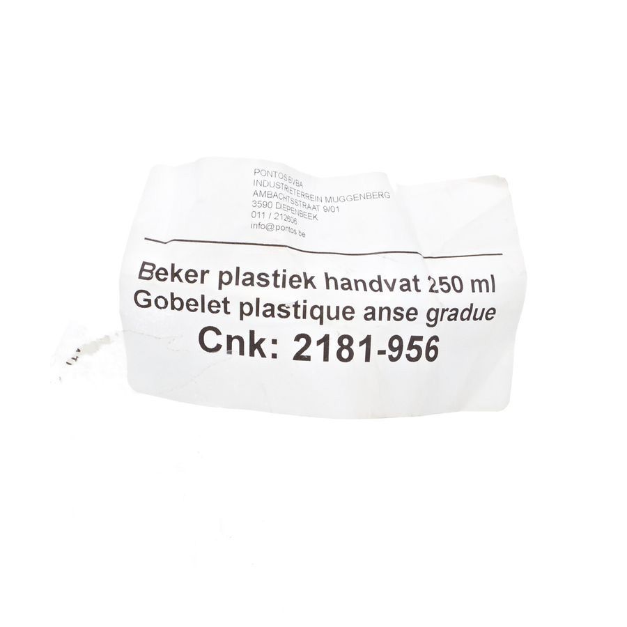 Étiquette avec texte: Gobelet plastique anse gradue 250 ml. Cnk: 2181-956. Informations de contact.
