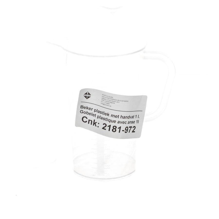 Gobelet en plastique transparent avec anse et étiquette. Inscription : Beker plastiek met handvat 1 L. Cnk: 2181-972.