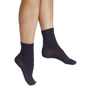 Chaussettes noires sur pieds. Vue de dessous. Les chaussettes sont visibles.