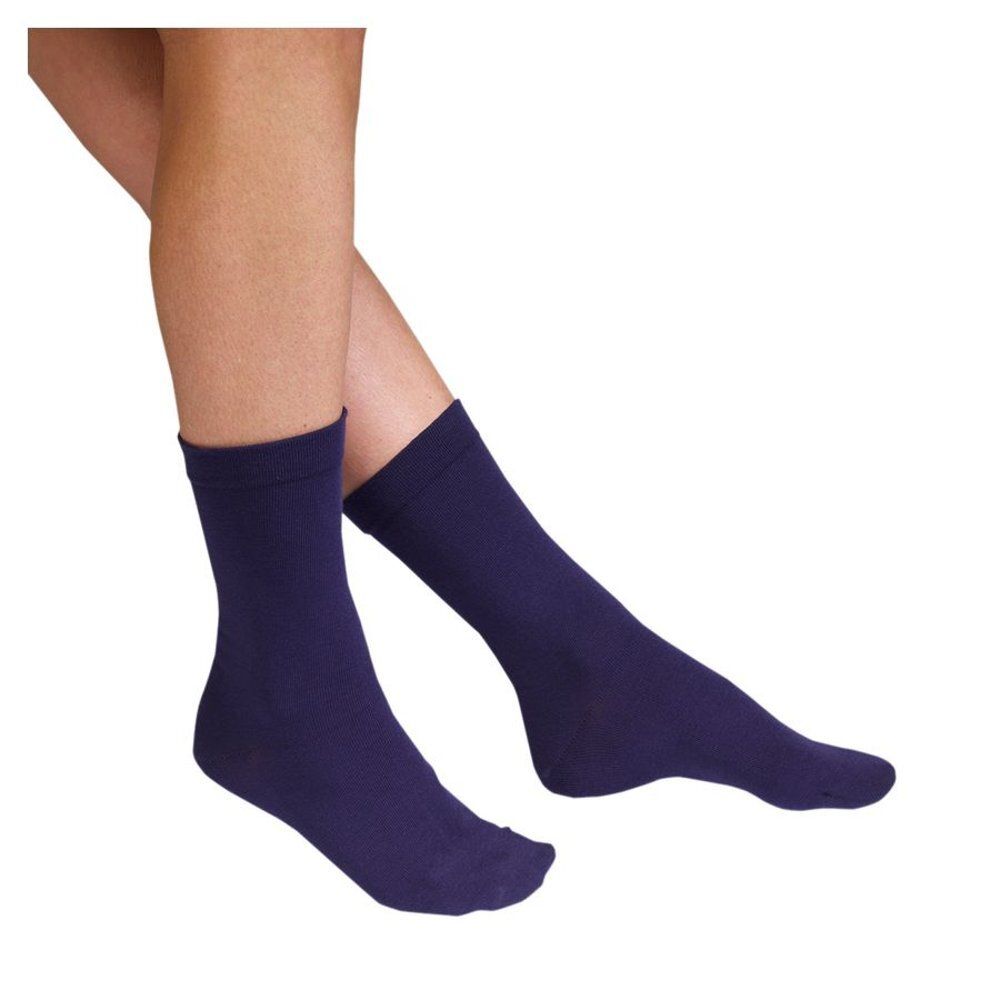 Blauwe sokken. Donkerblauw. Gedragen op voeten.