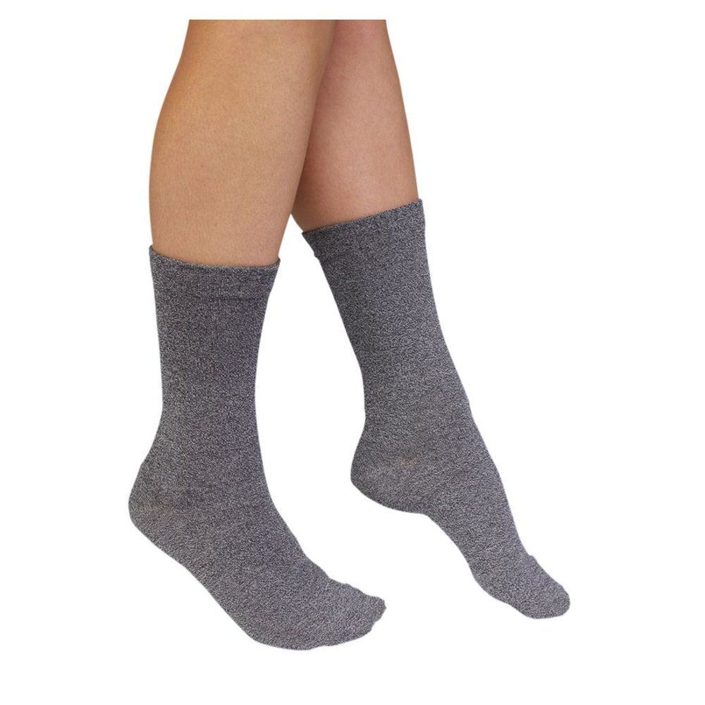 Chaussettes grises. Pieds visibles.