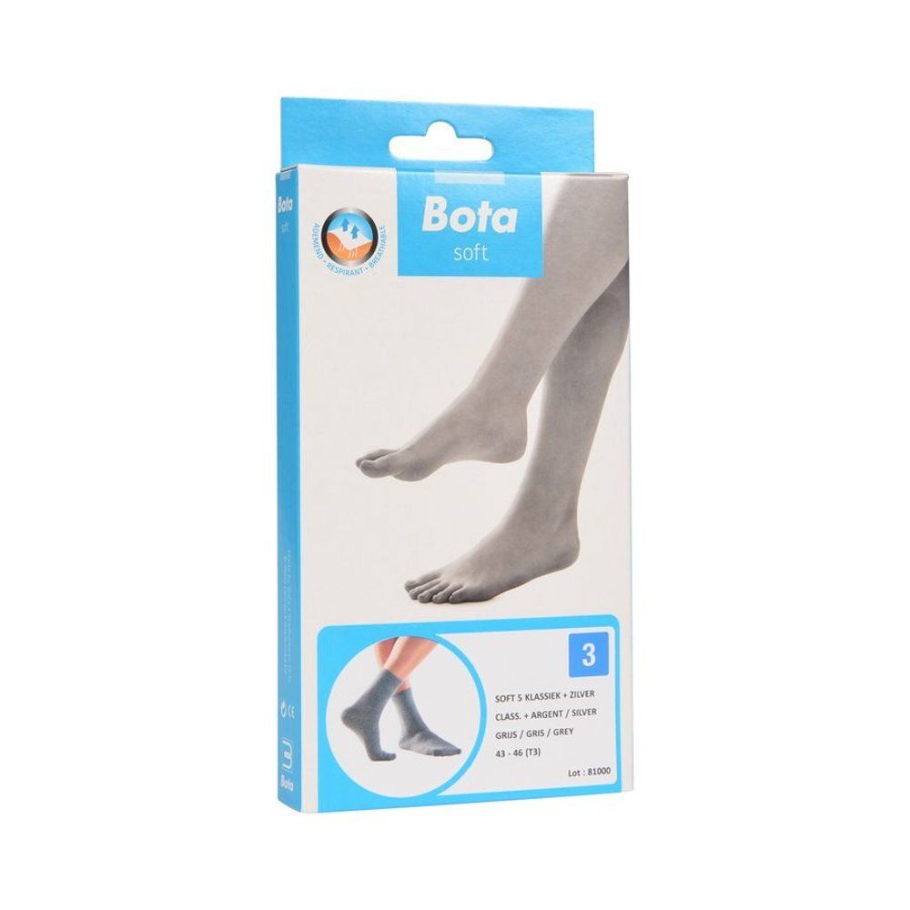 Verpakking met sokken. Op de verpakking staat "Bota soft". De sokken zijn grijs en maat 3.