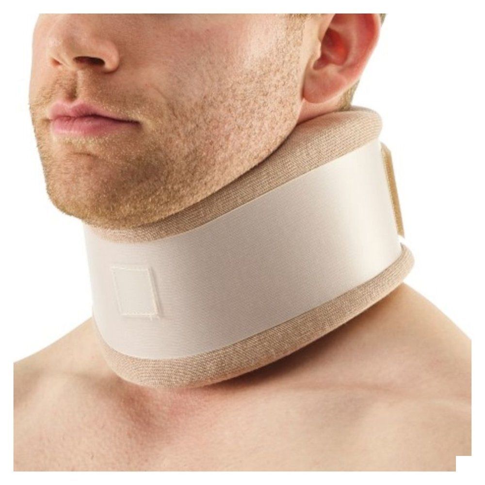 Nekbrace, beige en wit, gedragen door een persoon. Close-up.