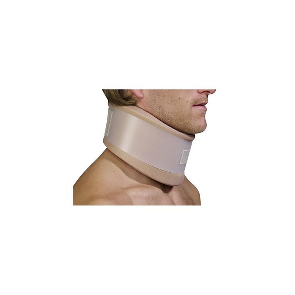 Collier cervical beige et blanc sur une personne. Fermeture velcro visible.