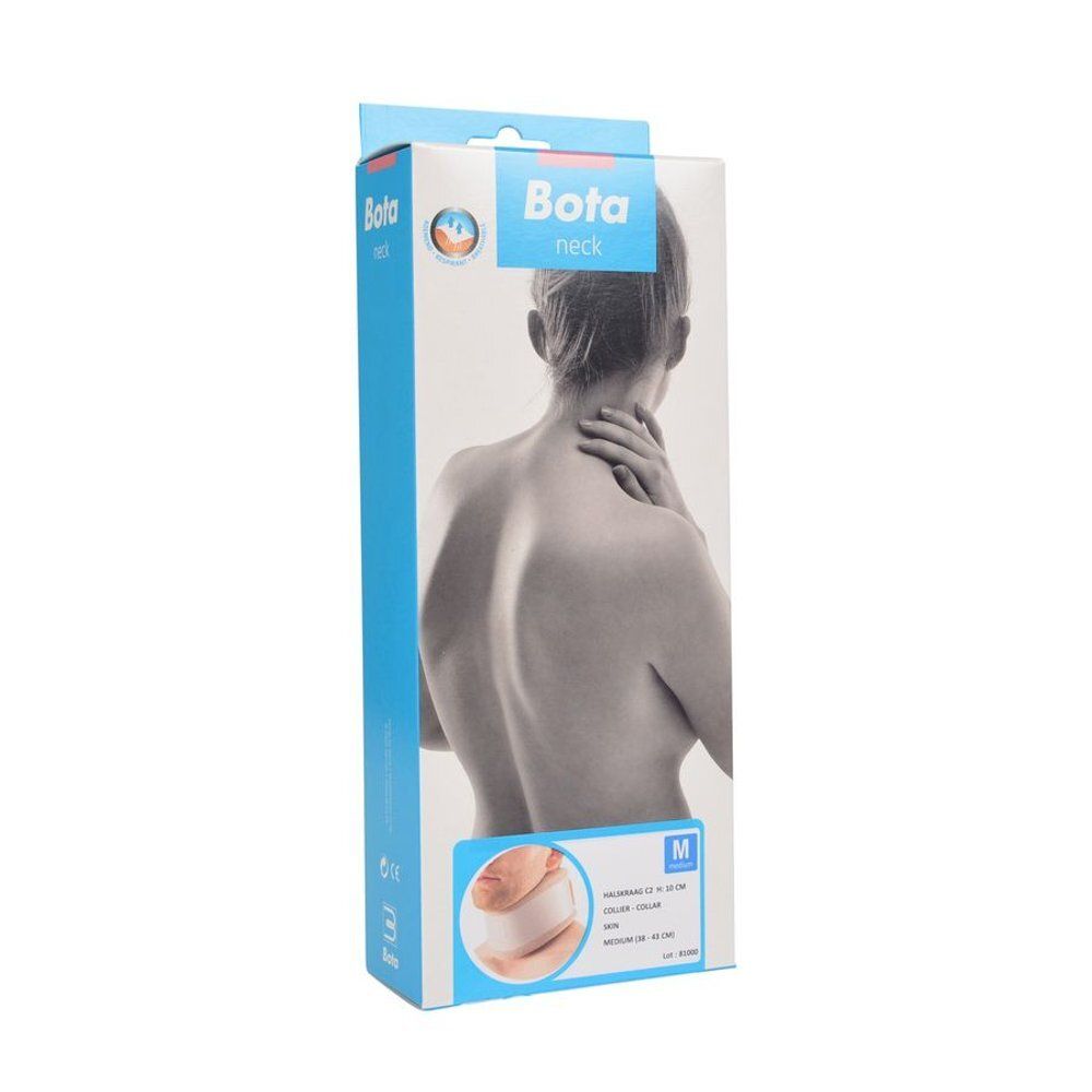 Nekbrace om de nek van een persoon. Beige en wit. Klittenband zichtbaar.