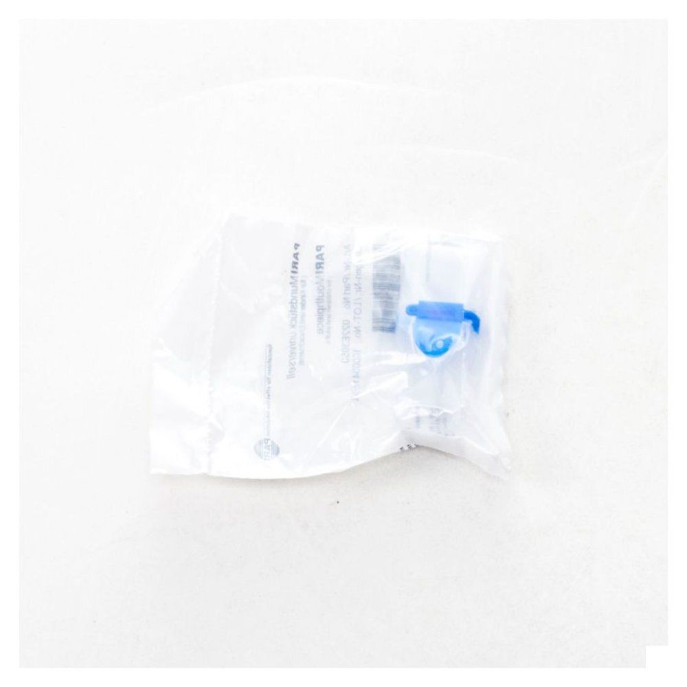 Embout buccal et valve dans un emballage plastique transparent. Embout bleu, corps transparent. Vue de dessus.