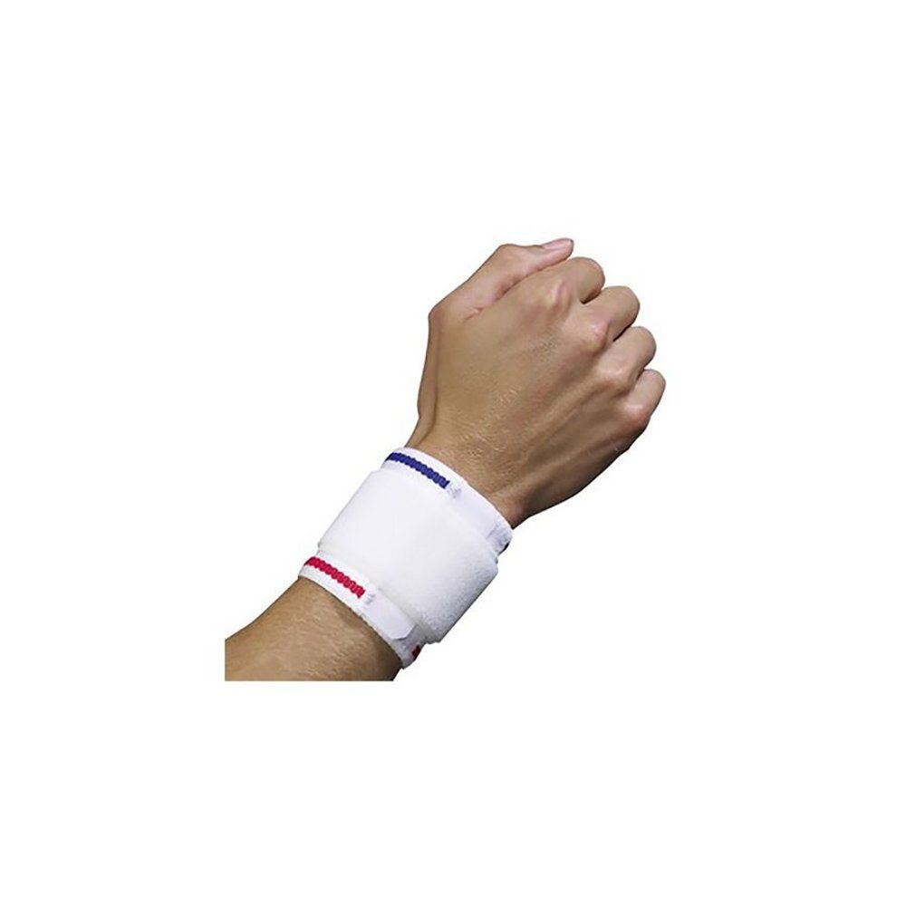 Witte polsband met blauwe en rode strepen. Klittenbandsluiting. Gedragen op een hand.