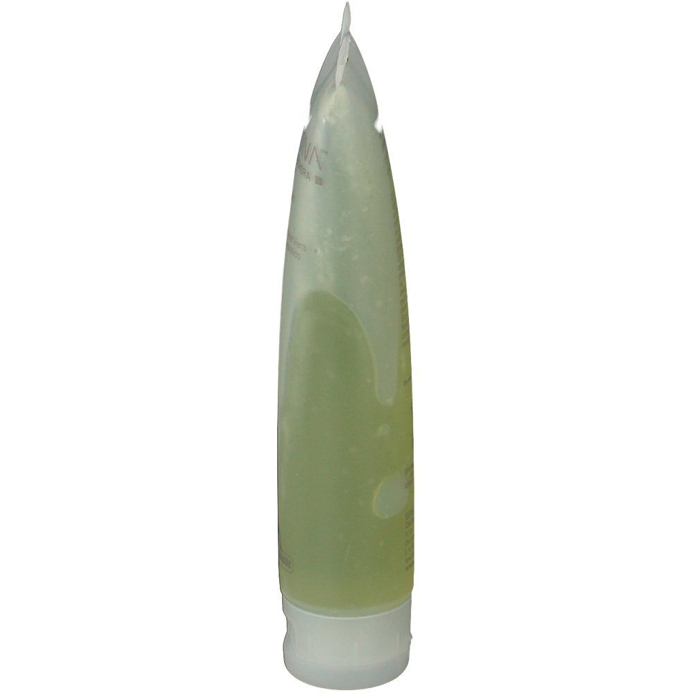 Slanke, transparante tube met groenachtige gel. Witte sluiting onderaan. Zijaanzicht van het product.