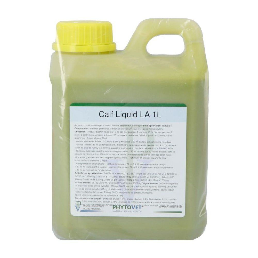 Groene vloeistof in een kan met gele dop en handvat. Opschrift "Calf Liquid LA 1L". Etiket met tekst. Merk PHYTOVET.