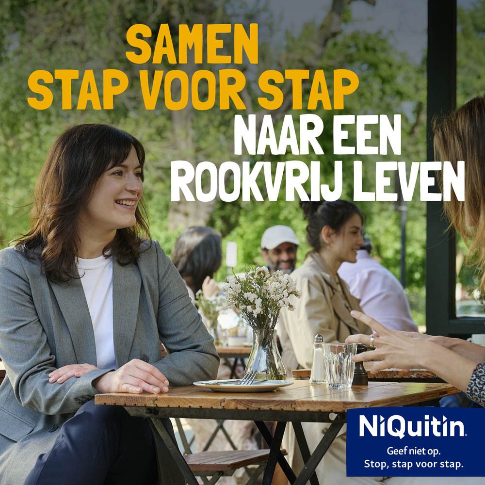 Vrouwen zitten in café. NiQuitin logo. Samen, stap voor stap, naar een rookvrij leven.