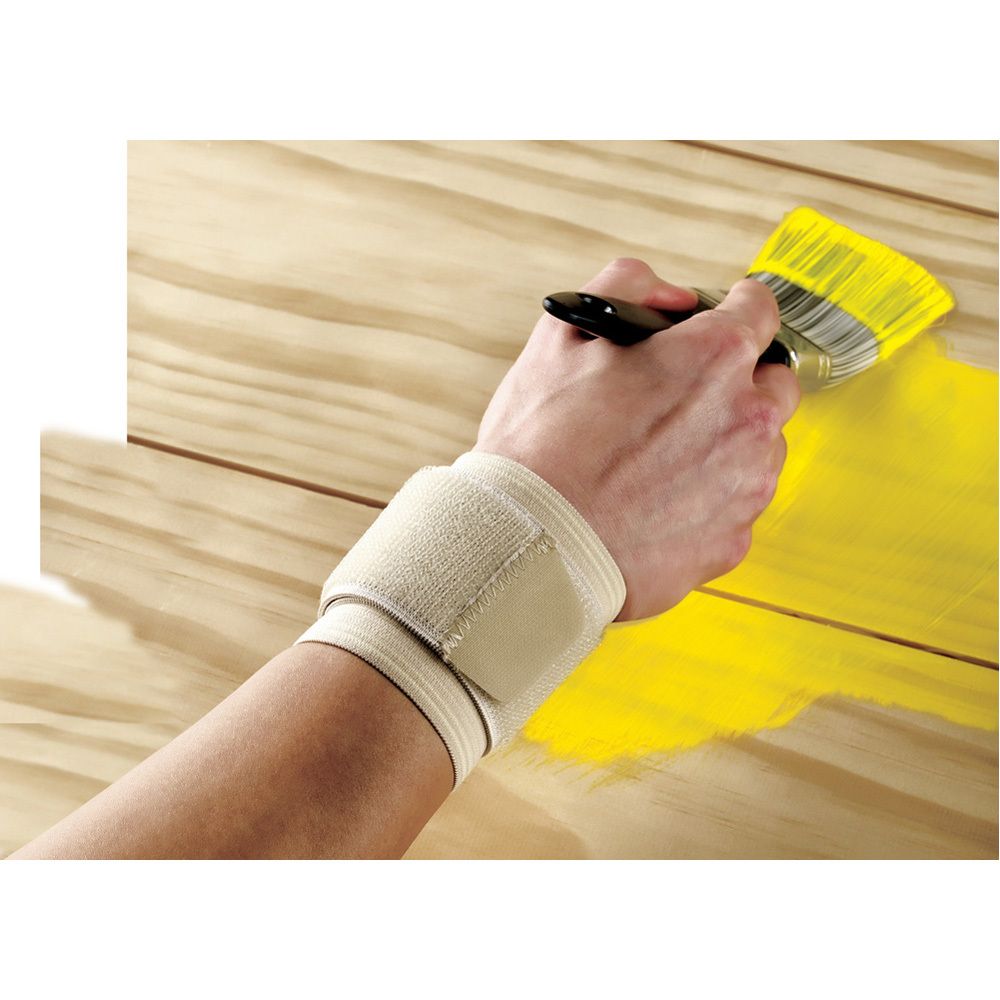3M™ Futuro™ polsbandage, beige. Verpakking met product en hand. Opschrift: Verstelbaar.