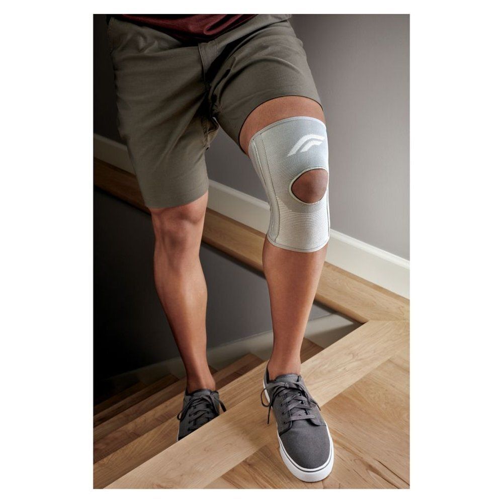 3M™ Futuro™ Sport Kniestabilisator, detail. Grijze kniebandage, met uitsparing voor de knieschijf.