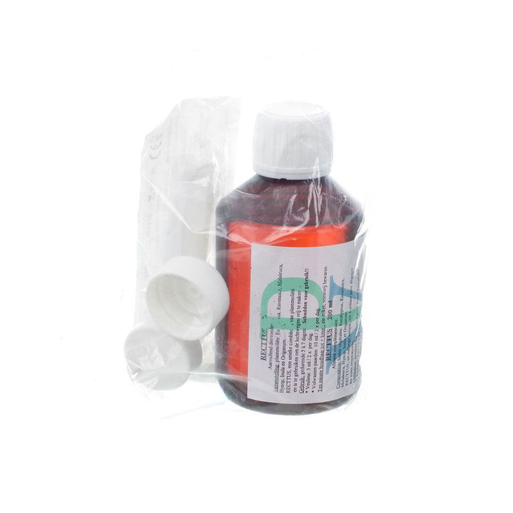 Bruine vloeistof in een fles met witte dop en etiket. Twee andere witte doppen en een maatbeker zijn ook zichtbaar.
