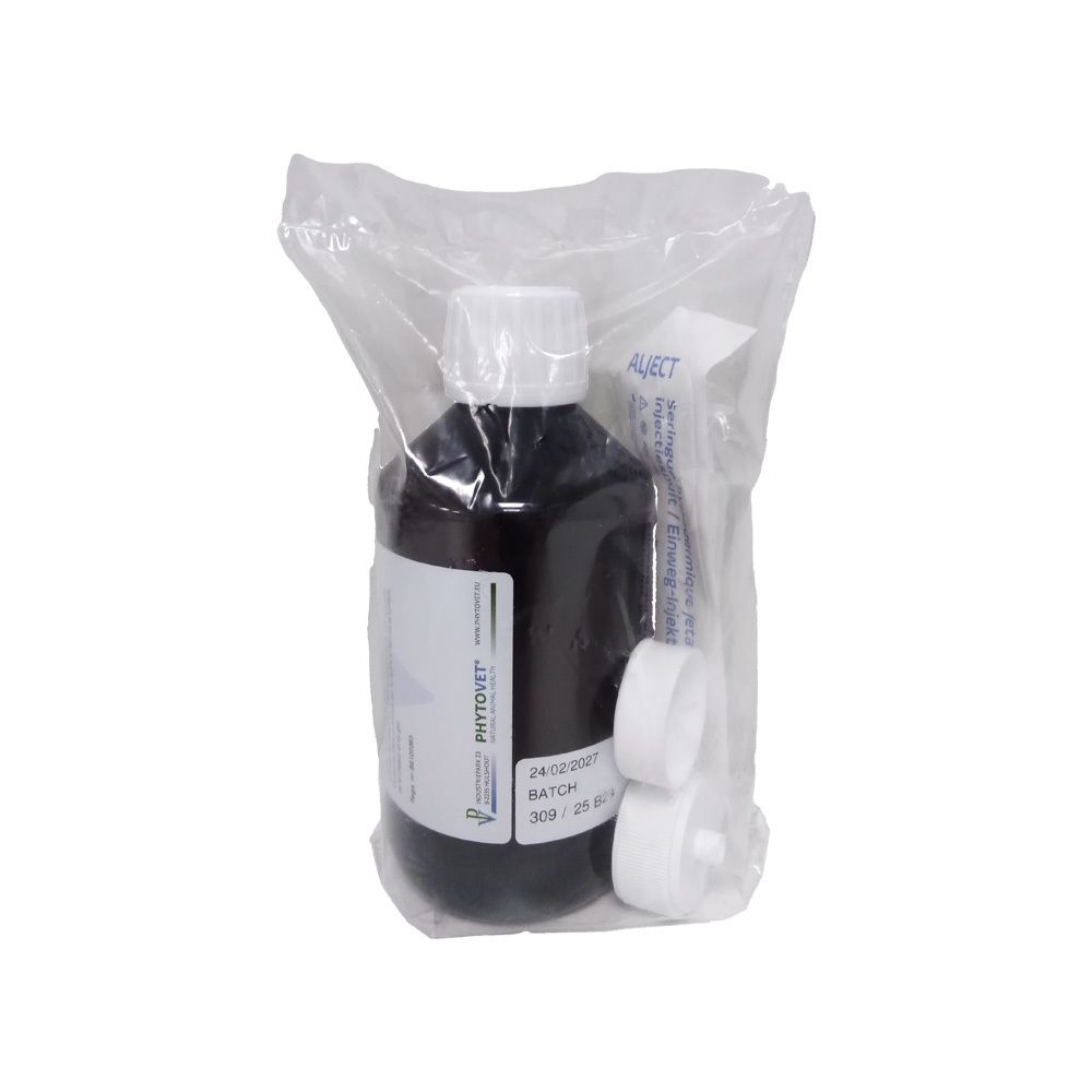 Flacon brun avec bouchon blanc et étiquette, dans un emballage plastique. Deux bouchons blancs et une notice inclus.