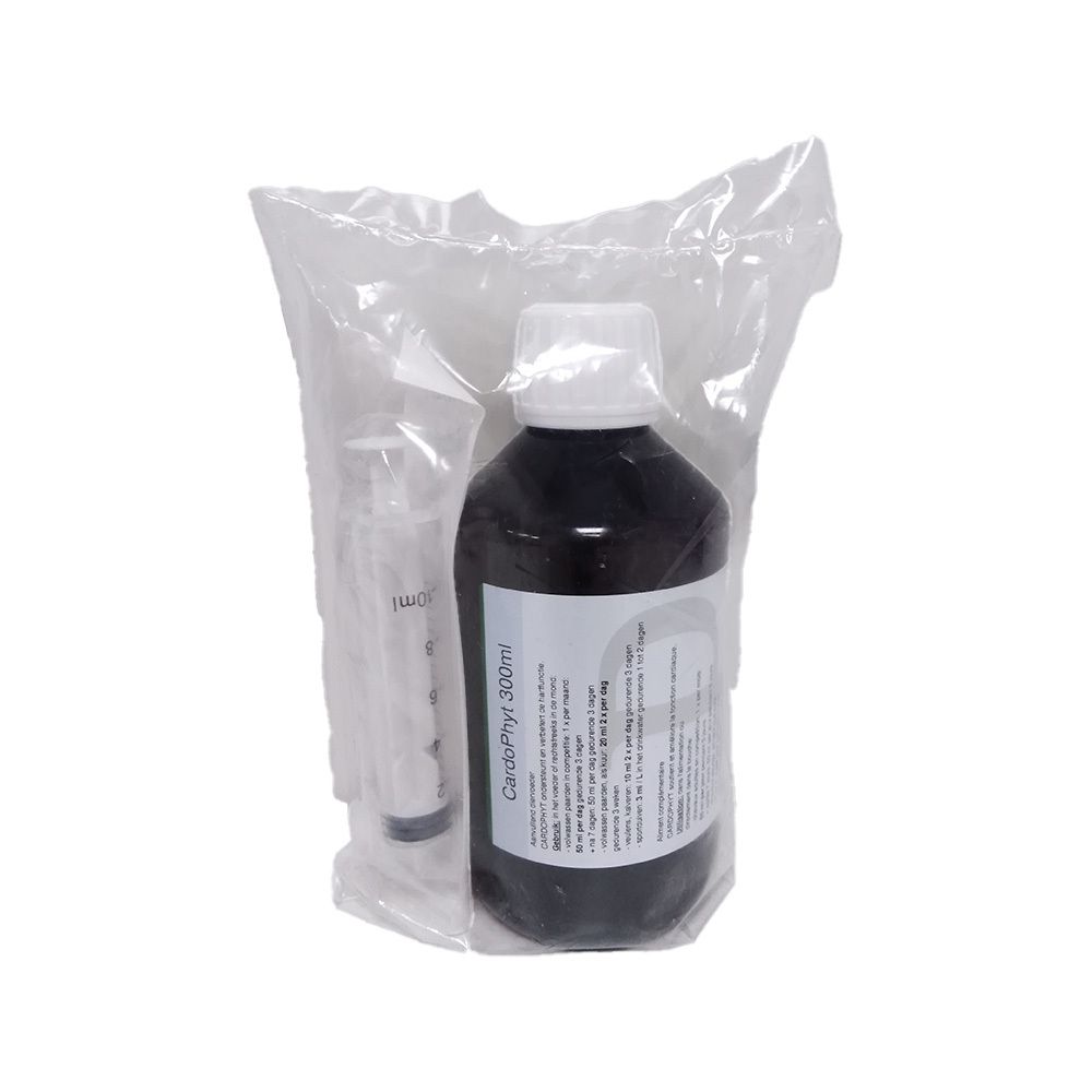 Flacon brun avec étiquette et seringue dans un emballage plastique. L'étiquette indique "CardioPhyt 300ml".