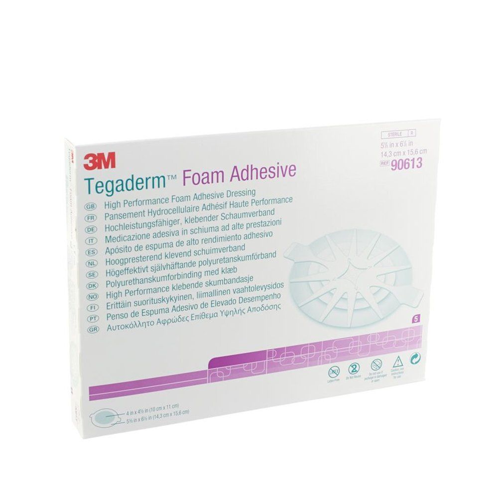 Boîte blanche avec informations produit. Inscription : Tegaderm Foam Adhesive. Contient un pansement en mousse. Dimensions : 14,7 x 15,6 cm.