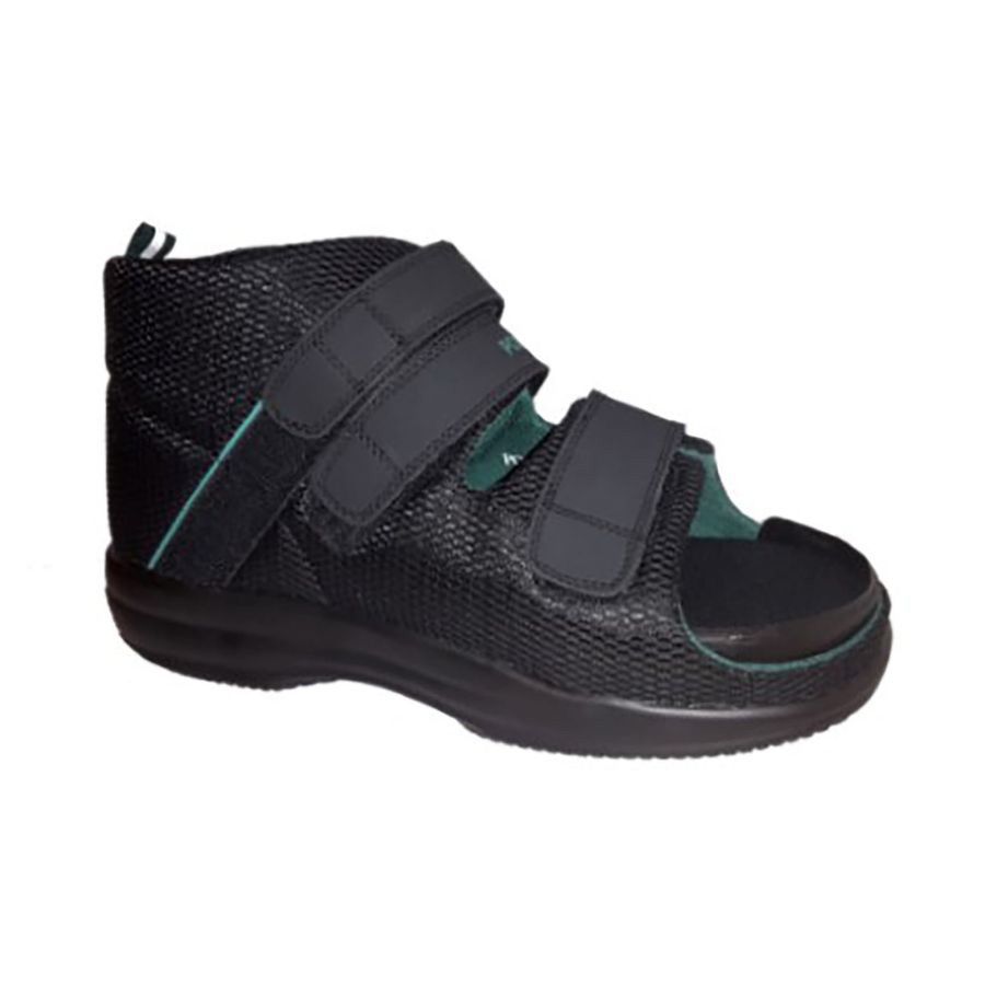 Chaussure noire avec fermetures velcro. Tige haute, bout ouvert. Détails verts sur les sangles et la doublure.