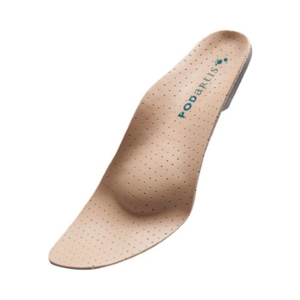 Beige inlegzool met perforaties. Opschrift PODARTIS. Orthopedische zool.