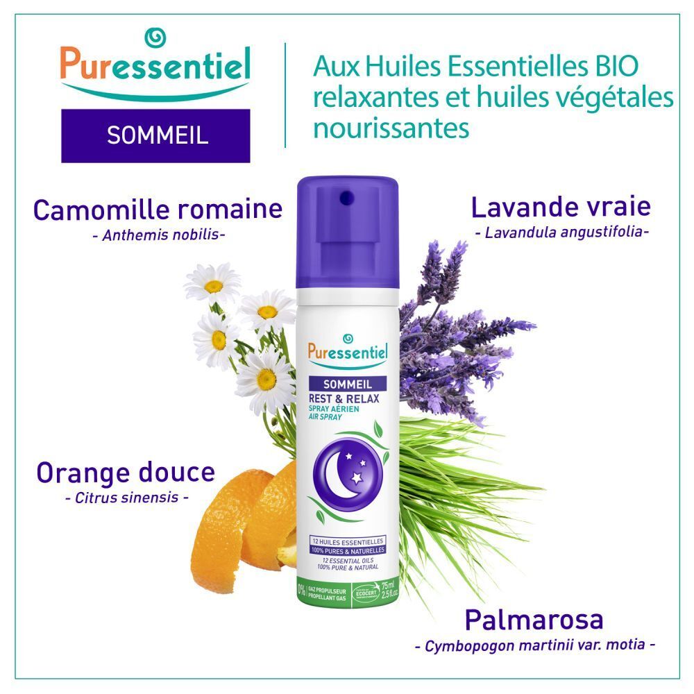 Main pulvérisant le spray détente Puressentiel dans l'air.