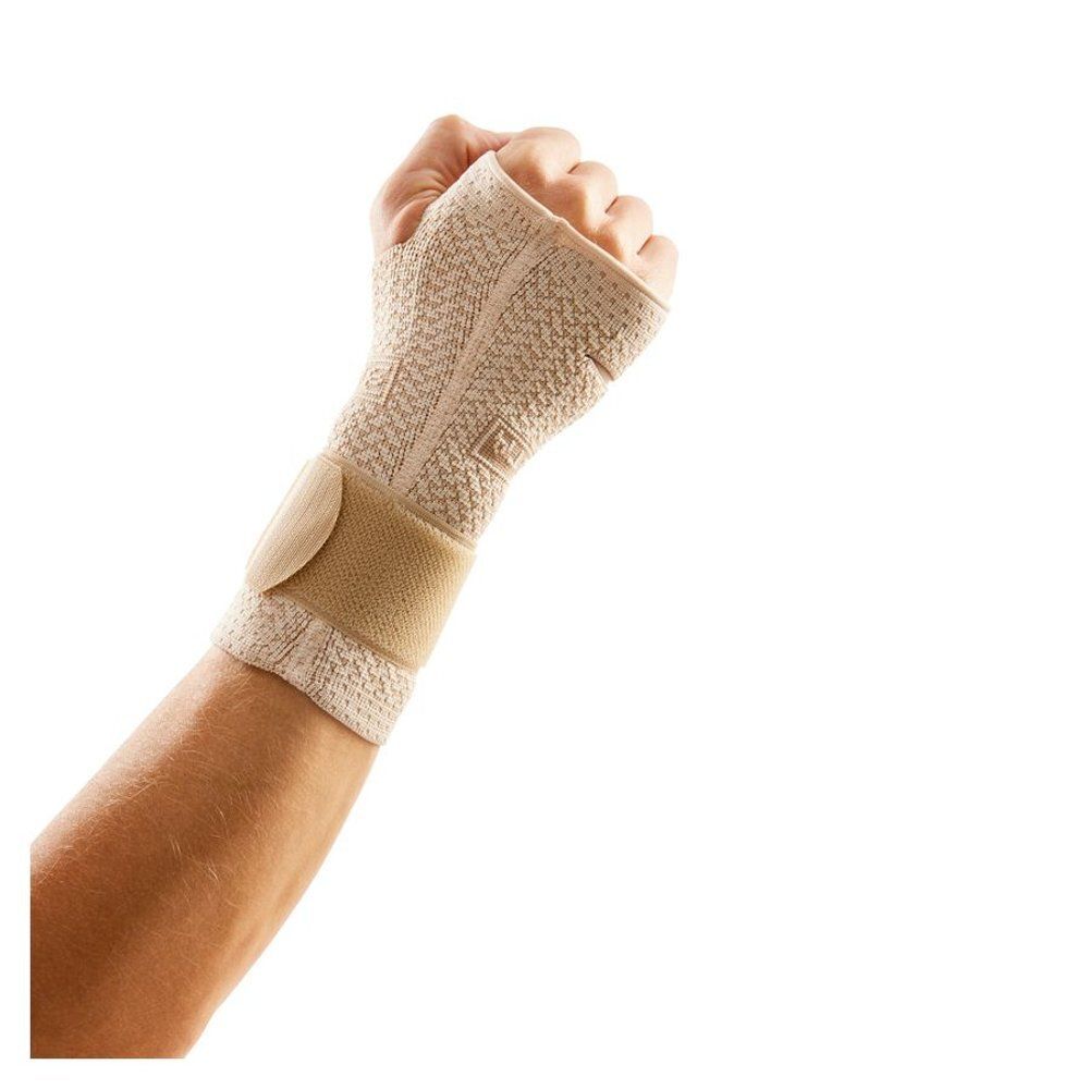 Polsondersteuning, beige, met klittenbandsluiting. Hand in lichte vuistpositie. Beige bandage om de pols.