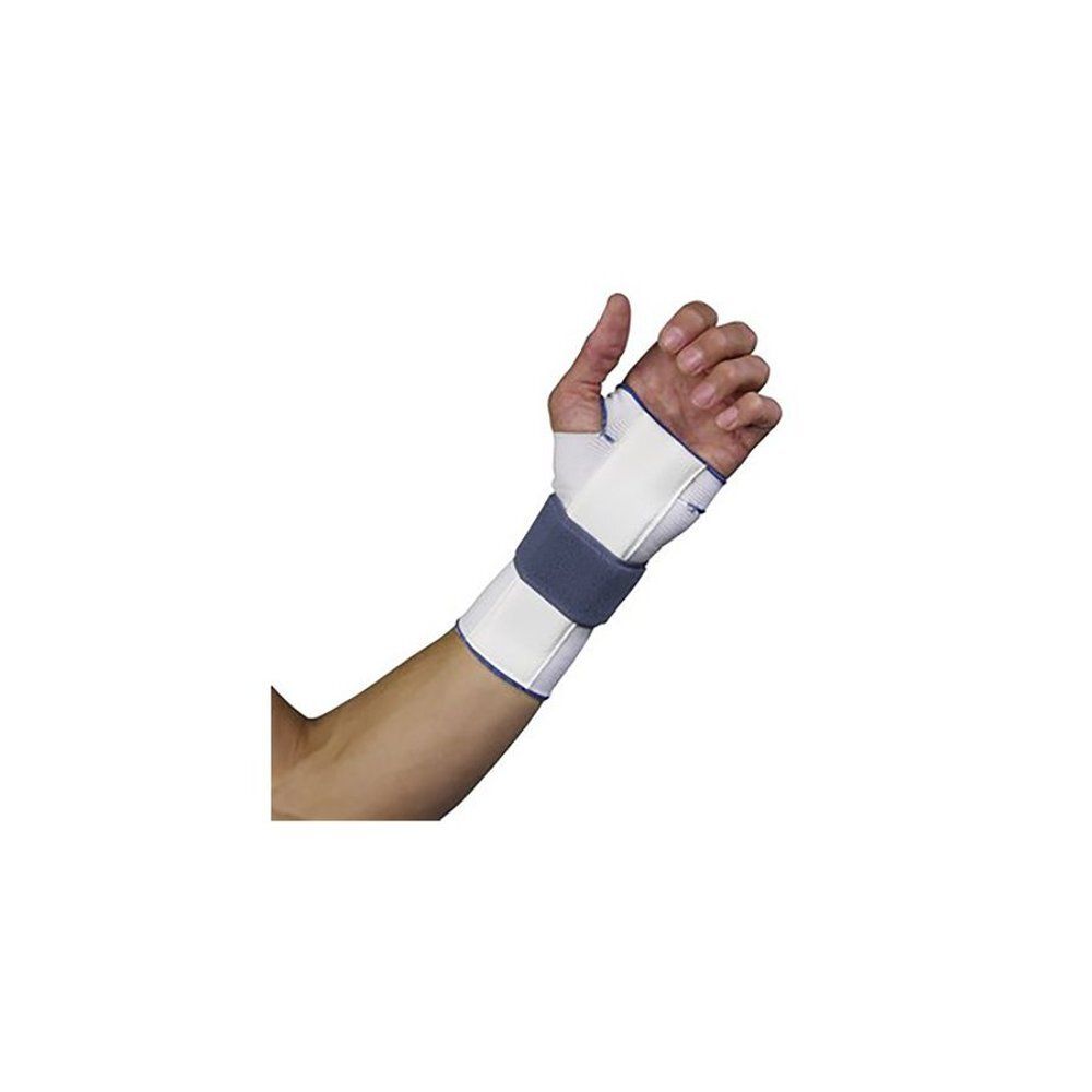 Orthèse de poignet blanche et grise. Fixation au poignet et au pouce. Main sur fond clair.