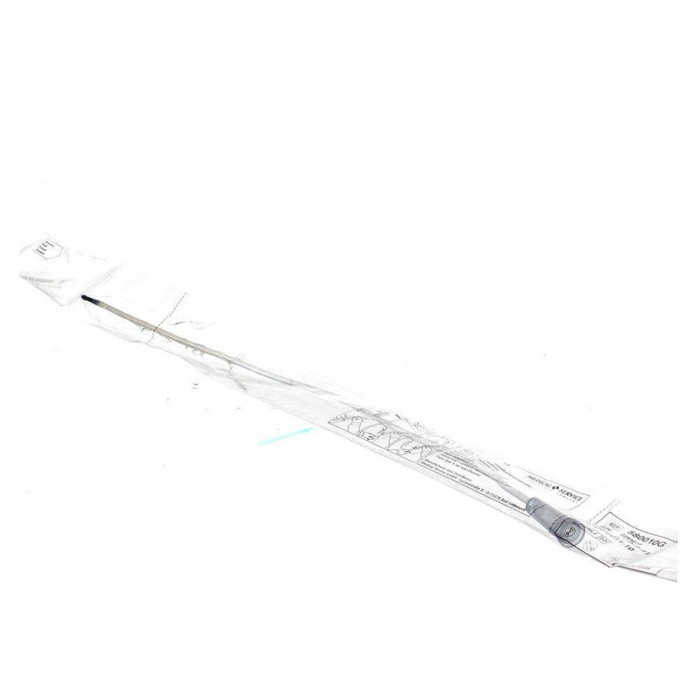 Katheter in transparante verpakking. Zichtbaar is een dunne, flexibele slang met een handvat aan het uiteinde. Verpakking met tekst.