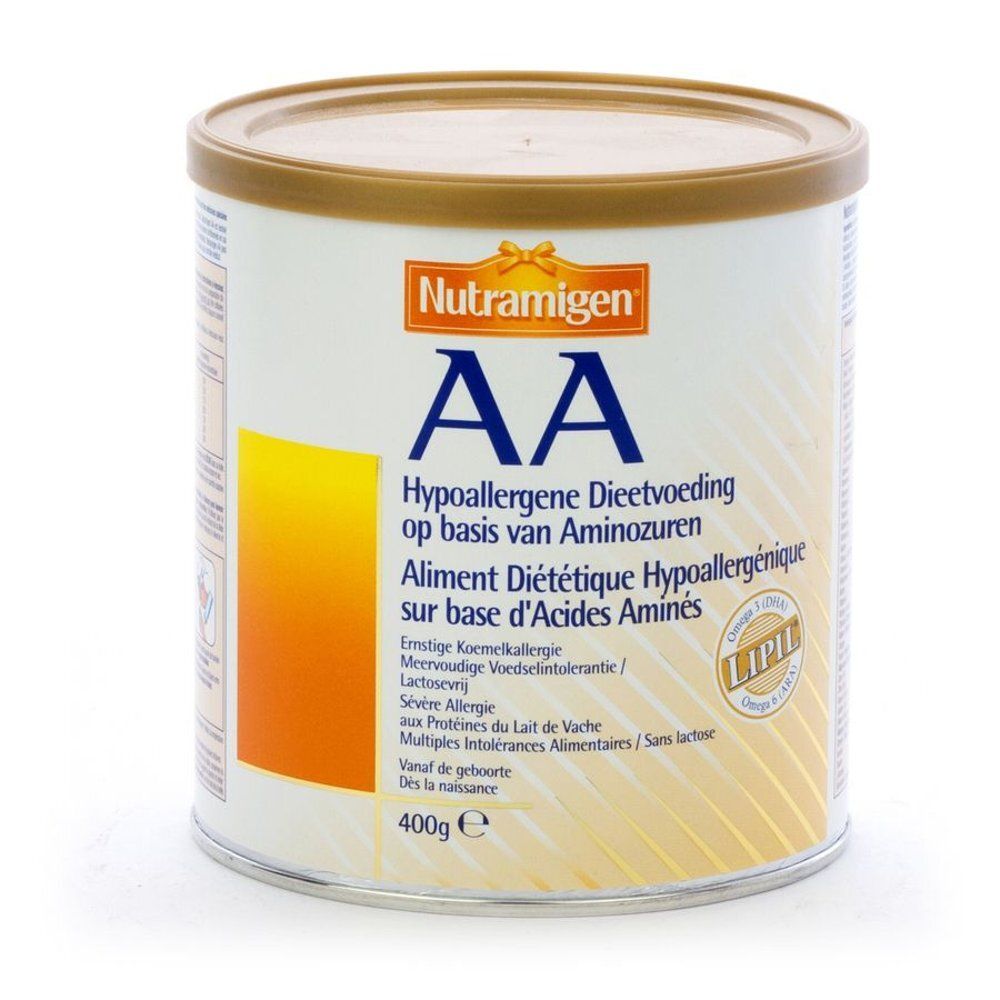 Ronde bus met deksel. Opschrift: Nutramigen AA. Tekst in het Nederlands en Frans. 400g. Voor zuigelingen.