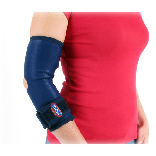 Blauwe tenniselleboogbrace op arm. Klittenbandsluiting met Rafys-logo. Uitsparing elleboogplooi.