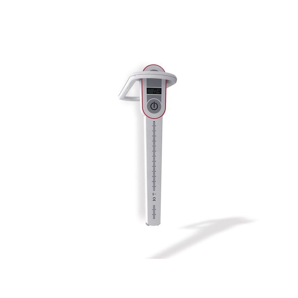 Elektronisch meetapparaat, wit met rode accenten. Digitale display, aan/uit-knop. Schaalverdeling op de staaf.