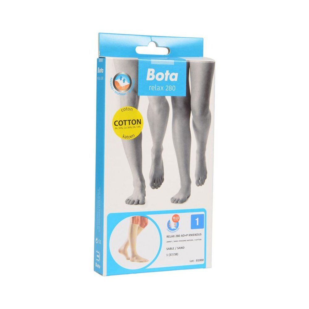 Chaussettes montantes beiges. Matière côtelée. Couvrent les pieds et une partie des jambes.