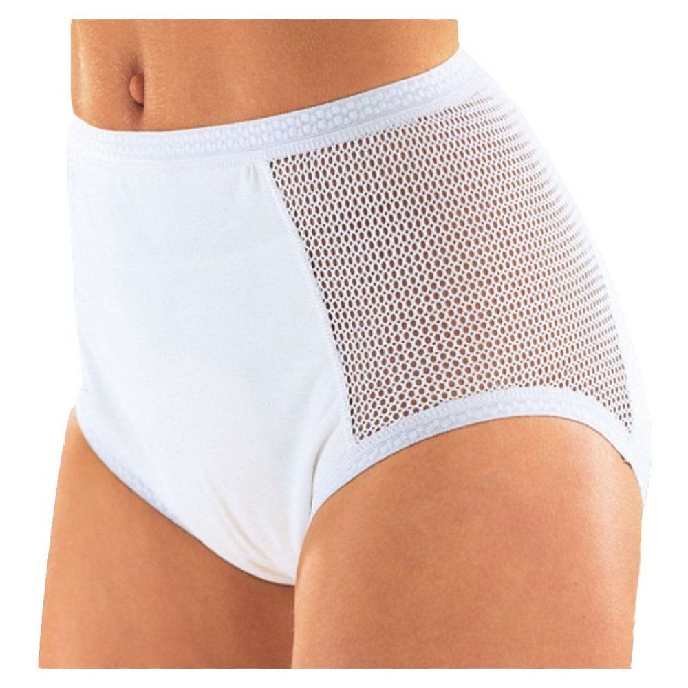 Witte slip met hoge taille en mesh inzetstuk aan de zijkant. Geïmpliceerde beenopening. Zicht op heup en dij.
