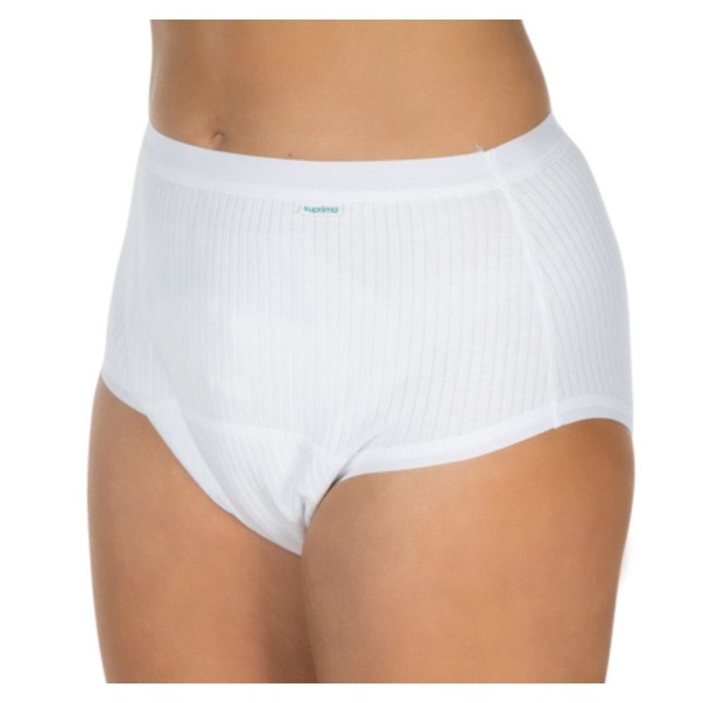 Witte dames slip van geribde stof. Klein logo op de tailleband. Aangegeven beenopeningen.