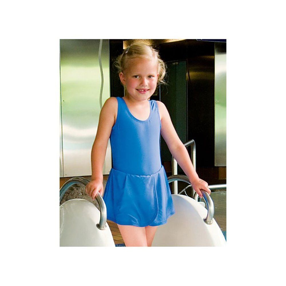 Meisje in blauw badpak met ingebouwde veiligheidsslip op witte glijbaan. Vooraanzicht.