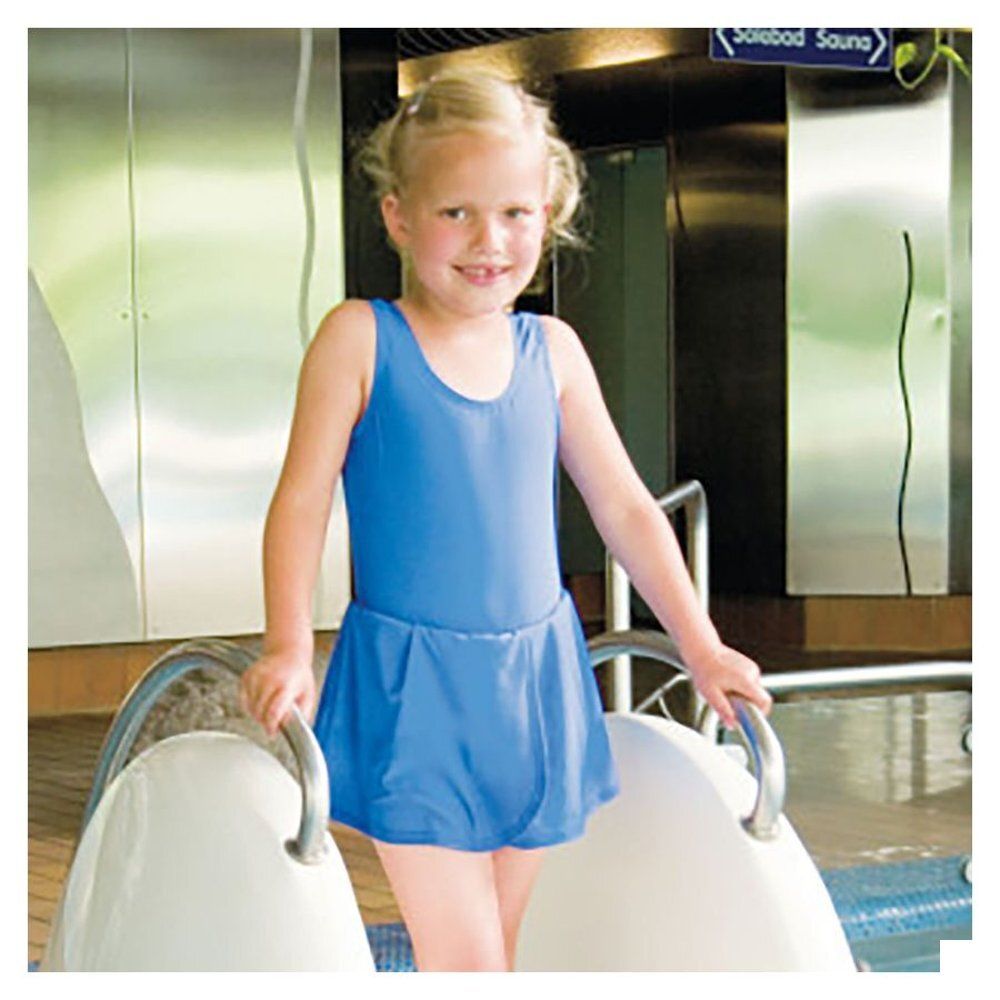 Meisje in blauw badpak met ingebouwde veiligheidsslip op witte glijbaan. Vooraanzicht.