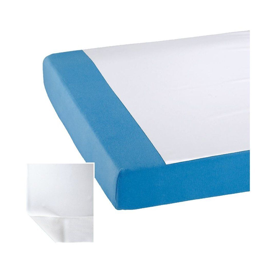 Wit PVC matrasbeschermer op blauwe ondergrond. Hoekweergave.