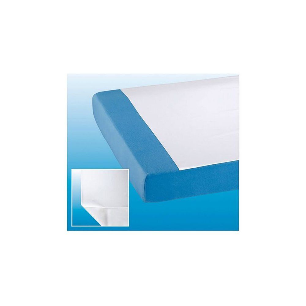 Wit PVC matrasbeschermer op blauwe ondergrond. Hoekweergave.