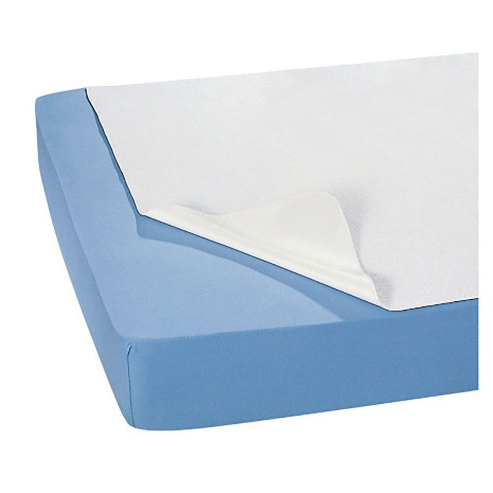 Wit PVC matrasbeschermer op blauwe ondergrond. Hoekweergave.