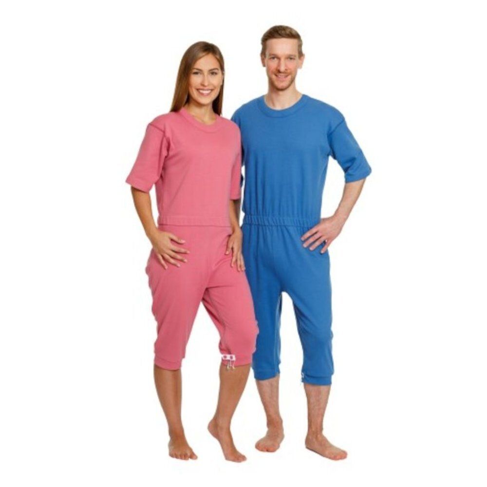 Twee personen dragen blauwe en roze patiëntensalopettes. Korte mouwen, 3/4 broekspijpen. Effen stof, ronde hals.