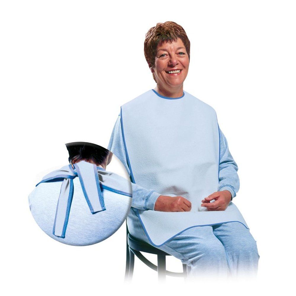 Lichtblauwe slab met blauwe rand, om de nek geknoopt. Gedragen door een vrouw. Detail van de bevestiging.