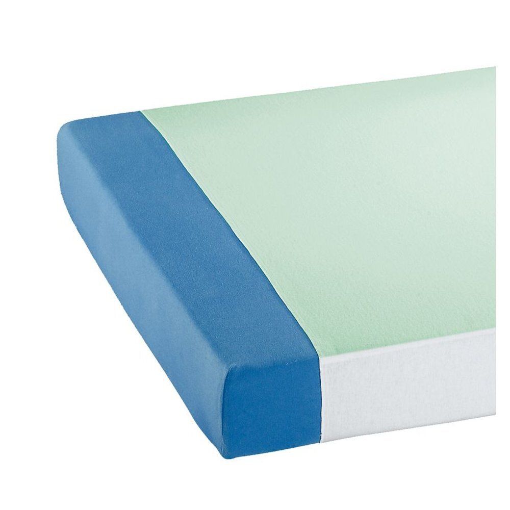 Hoek van de bedbeschermer. Blauw, groen en wit. Rechthoekige vorm.