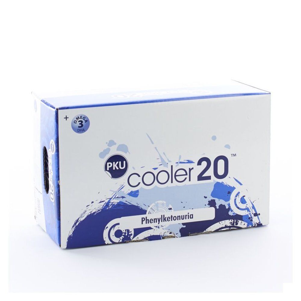 Kartonnen verpakking met de tekst "PKU cooler 20". Blauwe en witte kleuren. Tekst "Phenylketonuria" eronder.