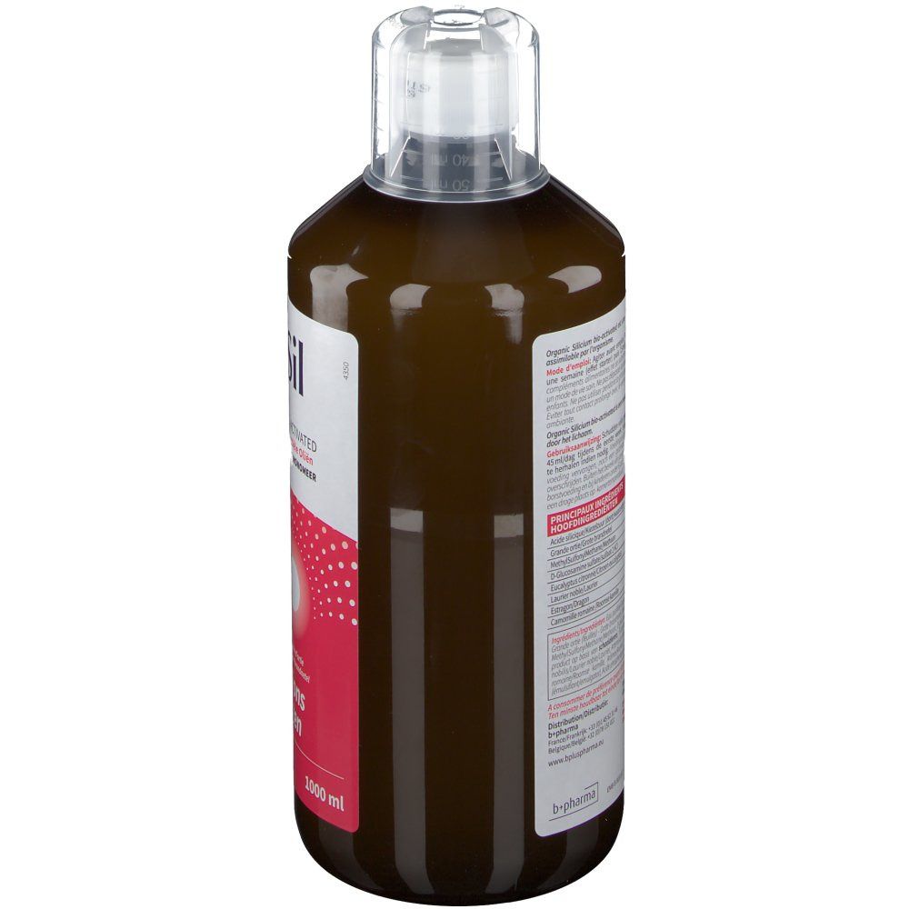 Bruine vloeistof in een fles met transparante dop. Etiket met tekst en informatie. Achteraanzicht.