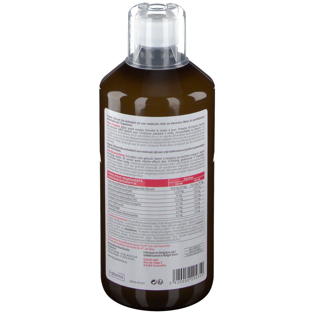 Bruine vloeistof in een fles met transparante dop. Etiket met tekst en informatie. Achteraanzicht.