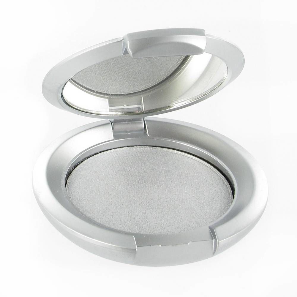 Fard à paupières argenté dans un boîtier rond argenté avec miroir. Boîtier ouvert.