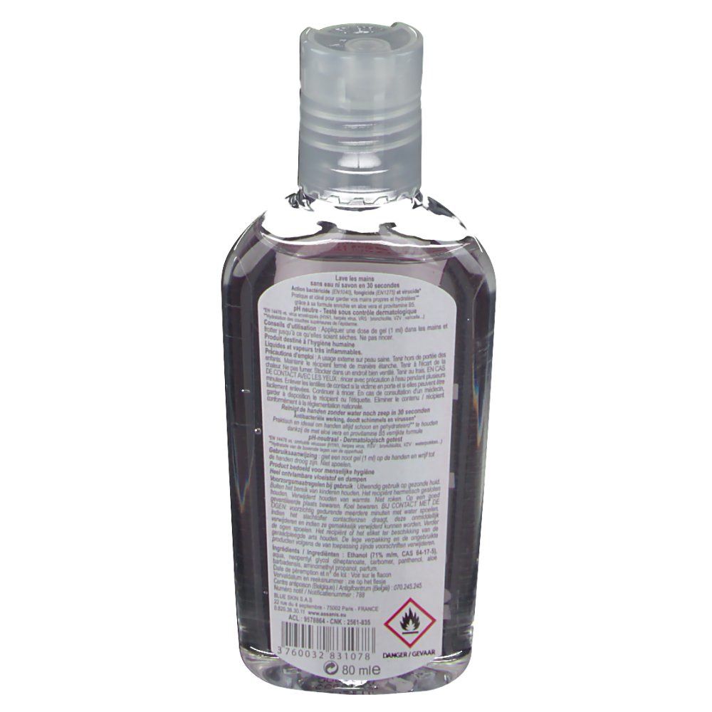 Achterkant van een transparante fles met tekst. Waarschuwing en ingrediënten.