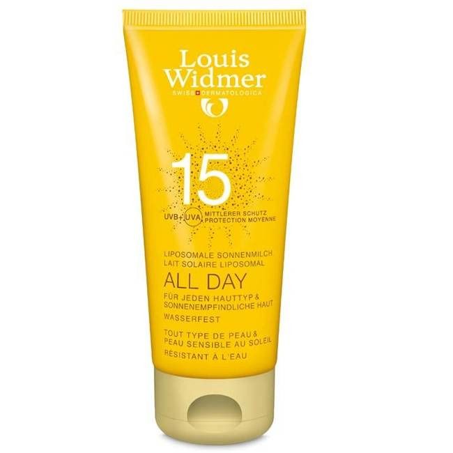 Gele tube zonnecrème. Opschrift: Louis Widmer, 15, All Day, waterbestendig. Liposomale zonnecrème.